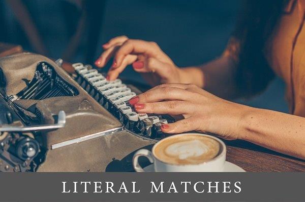 pisaća mašina na kojoj ženka osoba piše, sa šoljicom kafe pored nje